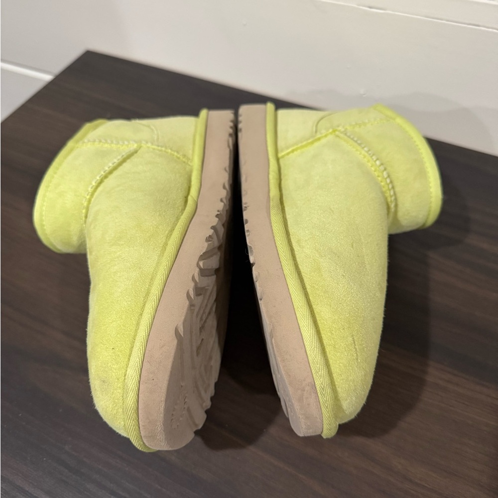 UGG Women’s Classic Ultra Mini shoe boot Size 8 vibrant yellow - Picture 2 of 7